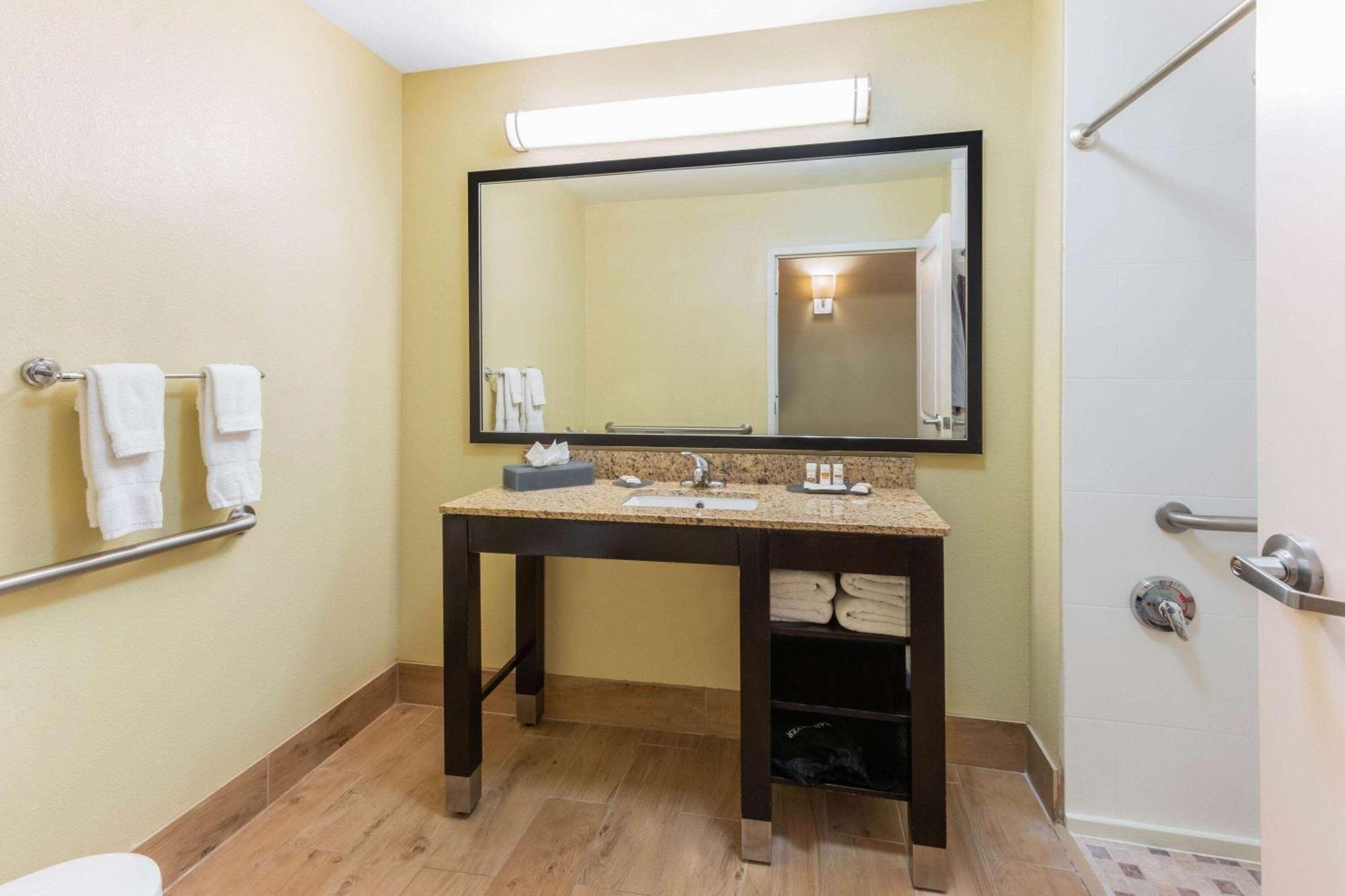 La Quinta By Wyndham Carlsbad Hotel Exterior photo