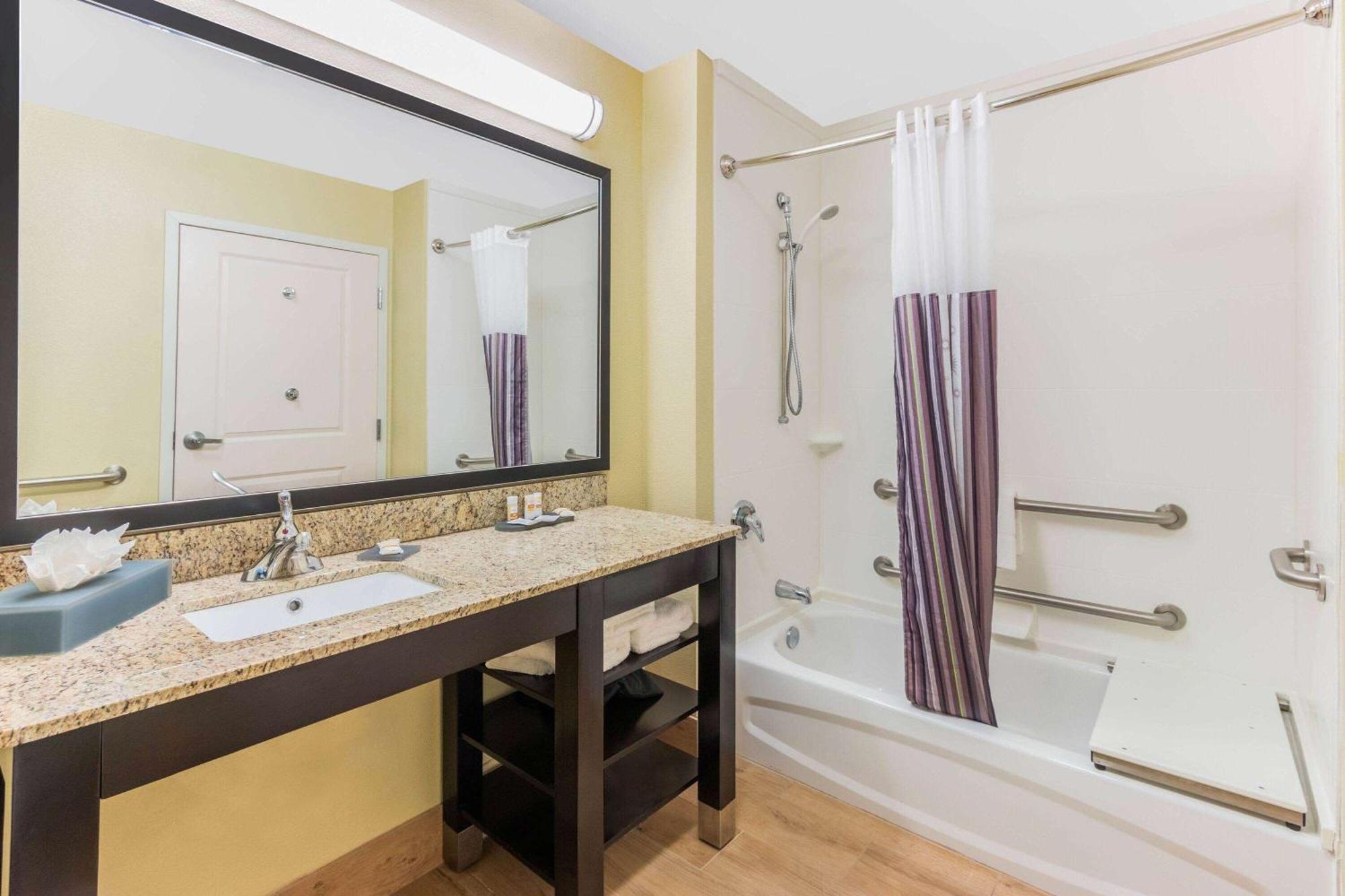 La Quinta By Wyndham Carlsbad Hotel Exterior photo
