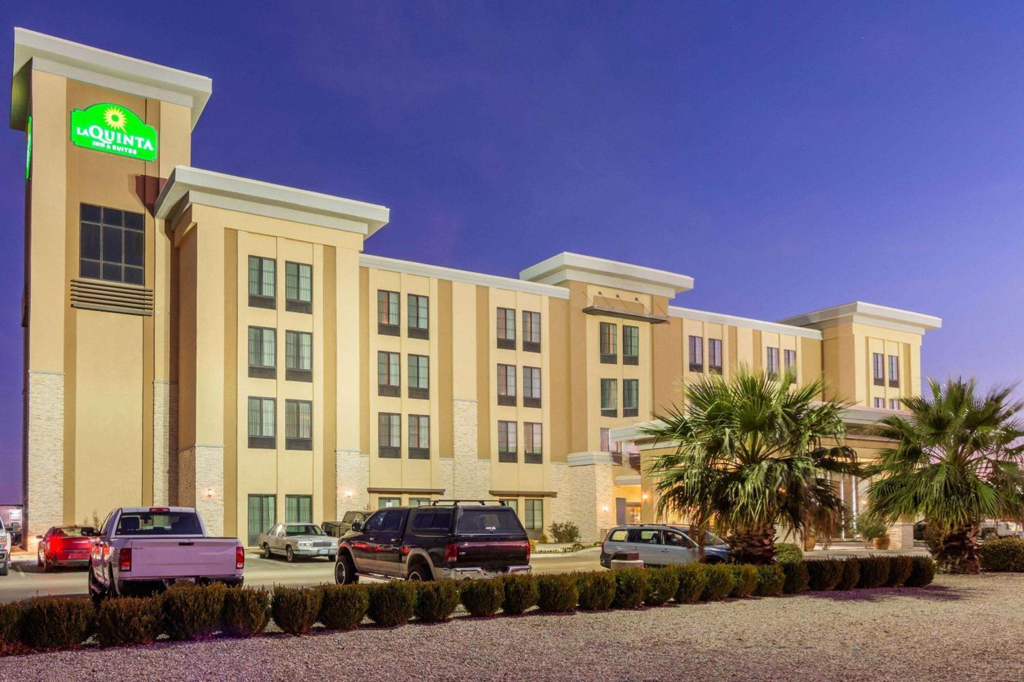 La Quinta By Wyndham Carlsbad Hotel Exterior photo